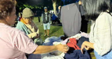 三个孩子全读私立学校压力大！华人妈妈摆地摊贴补家用