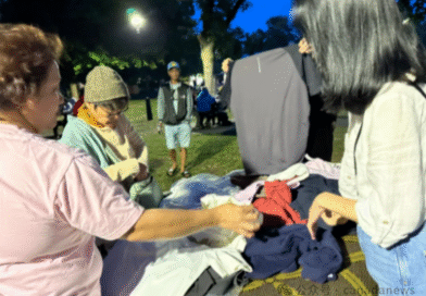 三个孩子全读私立学校压力大！华人妈妈摆地摊贴补家用