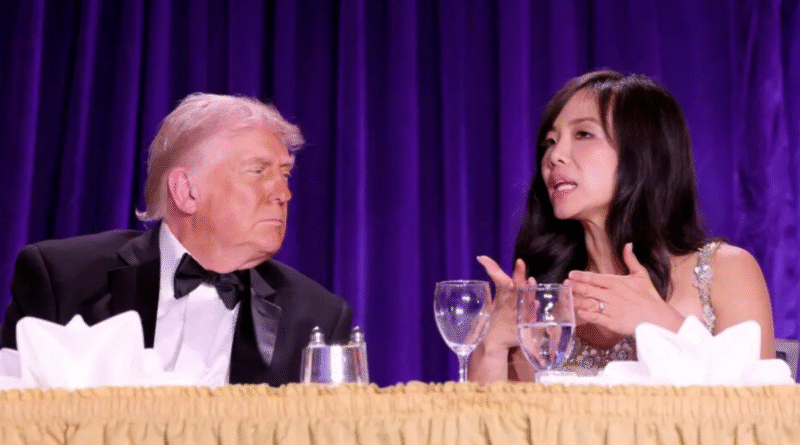 枪击案发生时，坐在特朗普旁边的华裔女记者是谁？