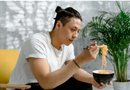 常吃泡面等超加工食品，脑部异常机会高40%